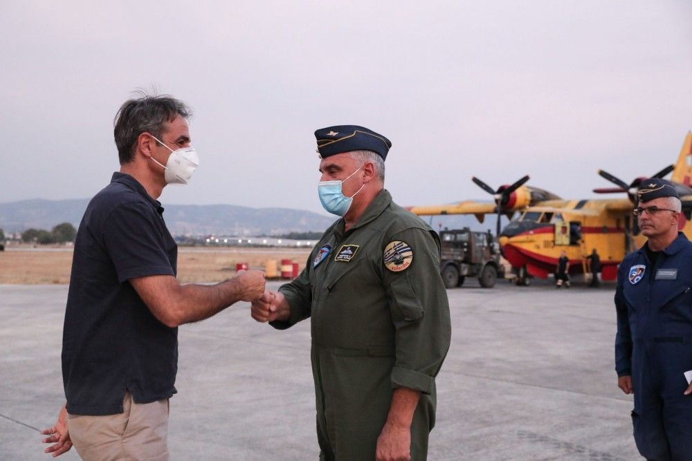 Ο πρωθυπουργός στη βάση των Canadair: Το «ευχαριστώ» σε πιλότους και μηχανικούς