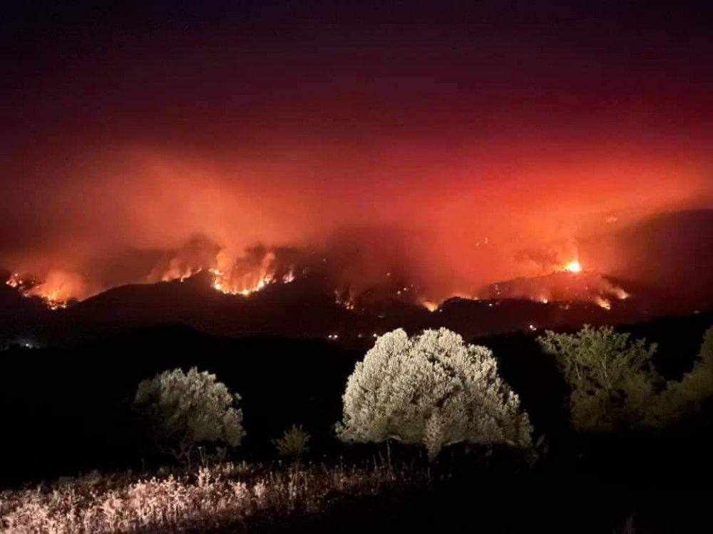 Μαίνεται η φωτιά στη Γορτυνία – Εντολή εκκένωσης πολλών οικισμών από 112