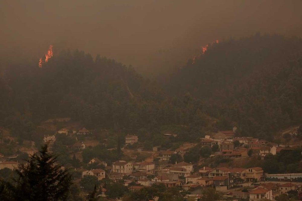 Εύβοια: Μάχη με τις αναζωπυρώσεις σε Γούβες και Αρτεμίσιο