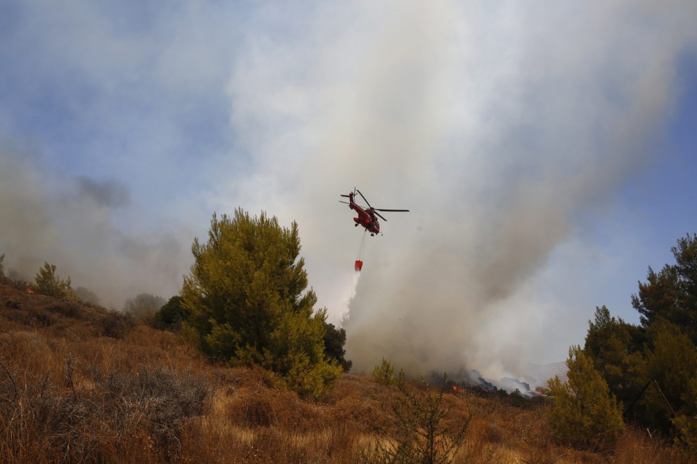 Πυρκαγιά&#x2F;Κερατέα: Μήνυμα από το 112 για εκκενώσεις 4 οικισμών &#8211; Εμπρησμό καταγγέλλει ο δήμαρχος Λαυρεωτικής