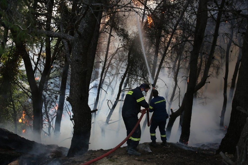 Τραυματίστηκε πυροσβέστης στην Πάρνηθα