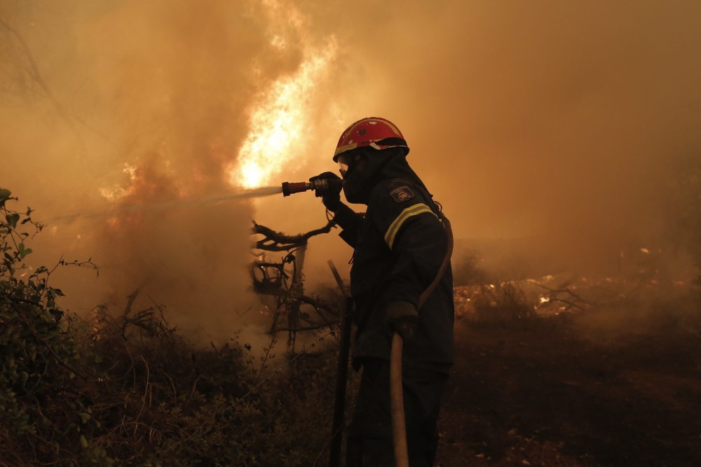 Εύβοια: Μικρές ζημιές σε σπίτια από το πέρασμα της φωτιάς από το Πευκί