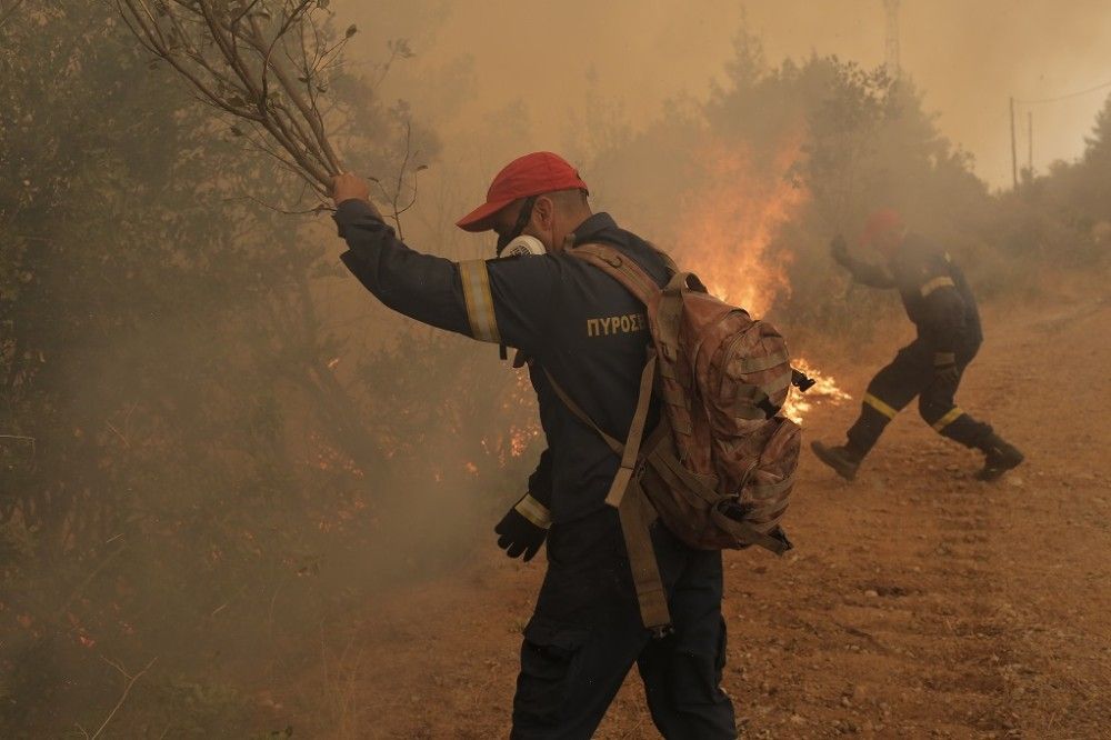 Ελεύθερος με περιοριστικούς όρους ο 14χρονος που κατηγορείται για τους εμπρησμούς στον Θεολόγο