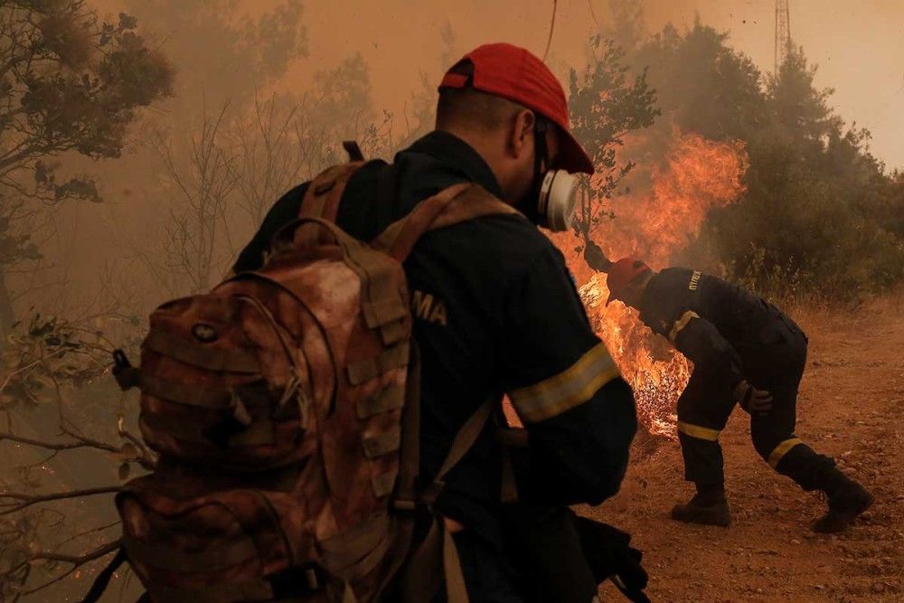 Συνεχίζεται η μάχη στα πύρινα μέτωπα: Οι δυνάμεις και οι ξένες αποστολές που επιχειρούν