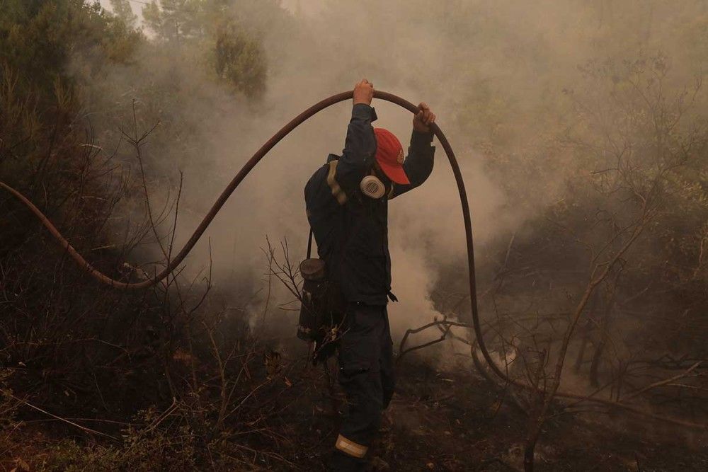 680 πυροσβέστες και 5 εναέρια μέσα επιχειρούν σε Γορτυνία και Ηλεία