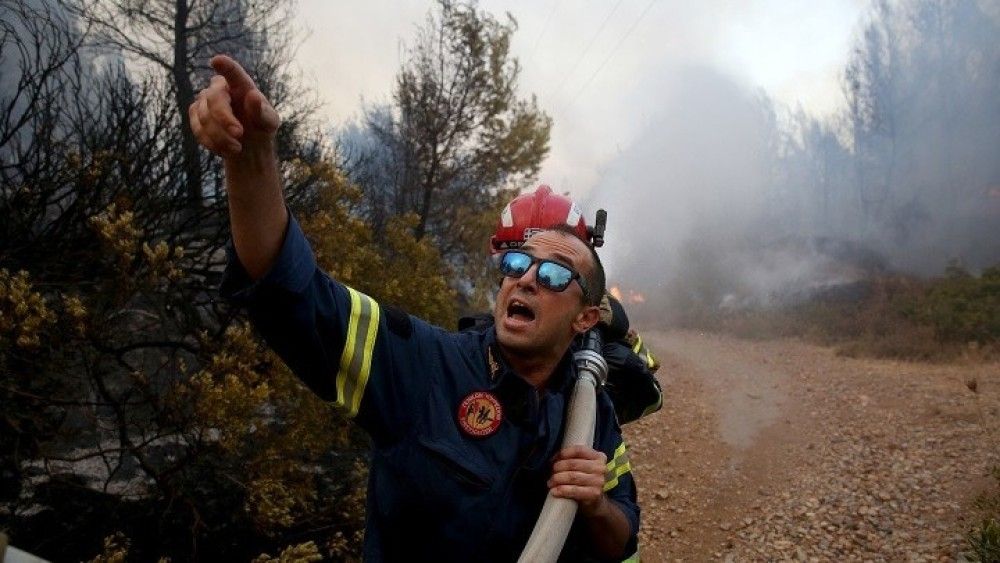 Στις φλόγες η μισή Ελλάδα