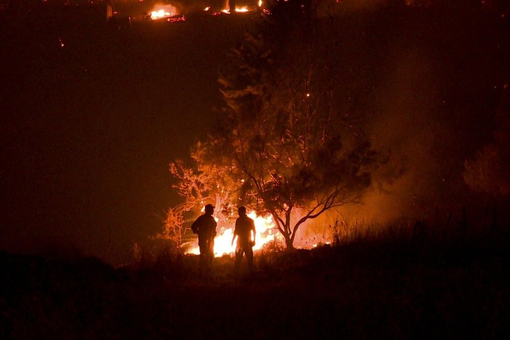 Φωτιά στην Εύβοια: Εκκενώθηκαν τα χωριά Αμέλαντες, Κεραμειά, Κεχριές