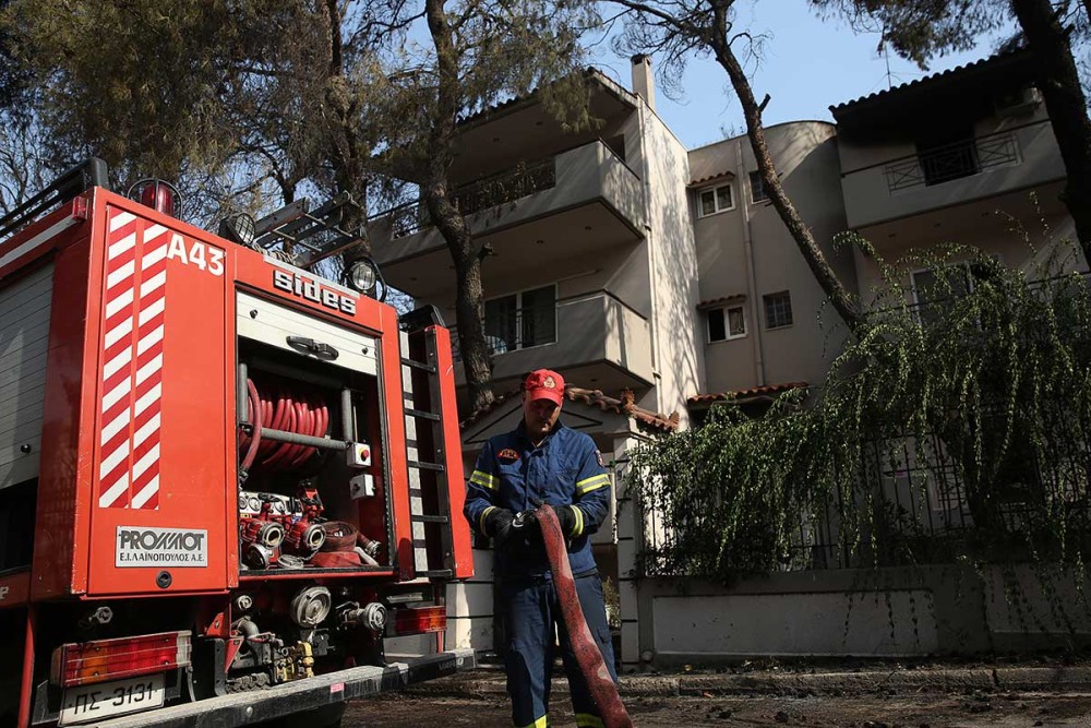 Φωτιά στη Βαρυμπόμπη: Διάσπαρτες εστίες