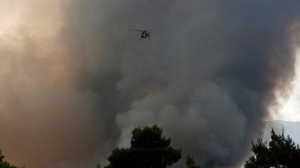 Φωτιά στη Βαρυμπόμπη: Διακοπή κυκλοφορίας στην εθνική