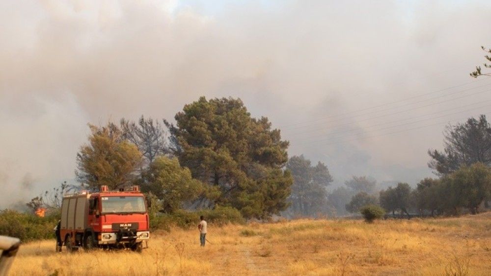 Μαίνεται η πυρκαγιά στη Ρόδο-Αποκαθίσταται σταδιακά η ηλεκτροδότηση