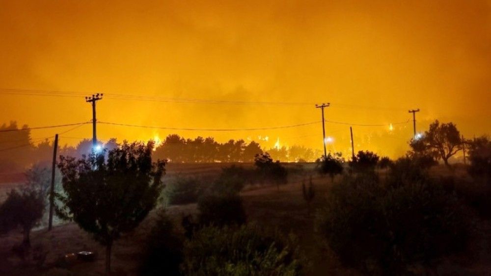 Σε κατάσταση έκτακτης ανάγκης η Λίμνη Ευβοίας-Στα 100 μέτρα από τις Κεχριές οι φλόγες