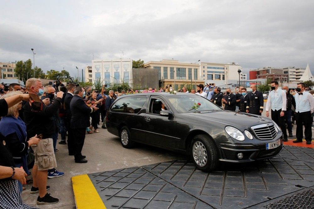 Στα κύματα του Αιγαίου ταξιδεύει η σορός του Μίκη για τα Χανιά