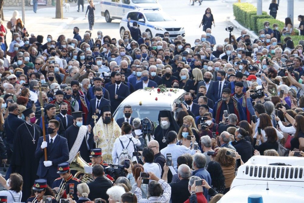 Η Ελλάδα αποχαιρετά τον Μίκη Θεοδωράκη-Συγκίνηση και πλήθος κόσμου στα Χανιά