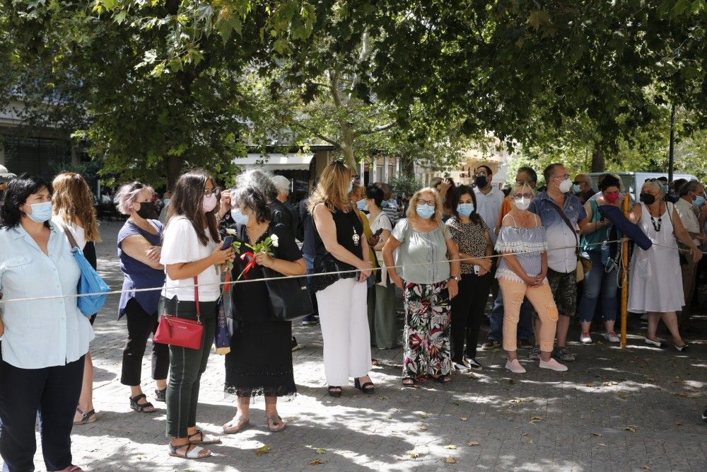 Κόσμος συγκεντρώνεται έξω από τη Μητρόπολη για να αποχαιρετήσει τον Μίκη Θεοδωράκη