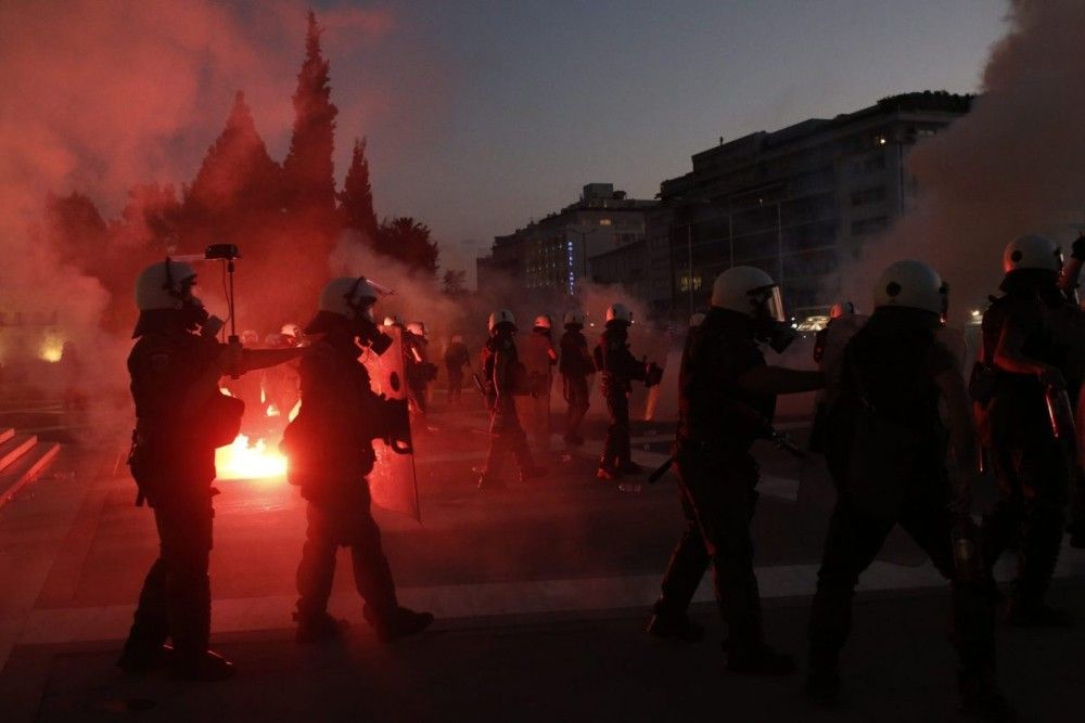 Ψεκασμένοι και σταγονίδια, χέρι χέρι κατά του εμβολιασμού- Επεισόδια και μολότοφ στο Σύνταγμα (pics)