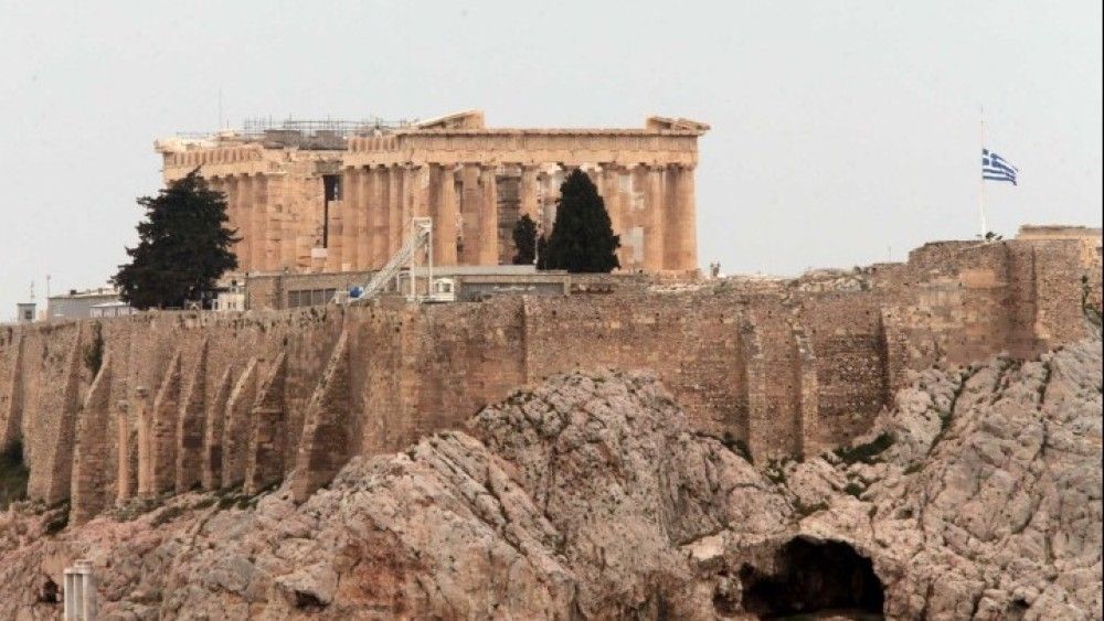 ΥΠΕΣ: Μεσίστια έπαρση Σημαίας σε όλα τα δημόσια κτήρια και αναστολή δημόσιων εορταστικών εκδηλώσεων για τον θάνατο του Θεοδωράκη