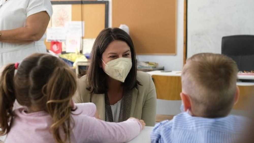 Κεραμέως: Θα έτρεχα να εμβολιάσω τα παιδιά μου-Θα κλείσουν τμήματα αν χρειαστεί