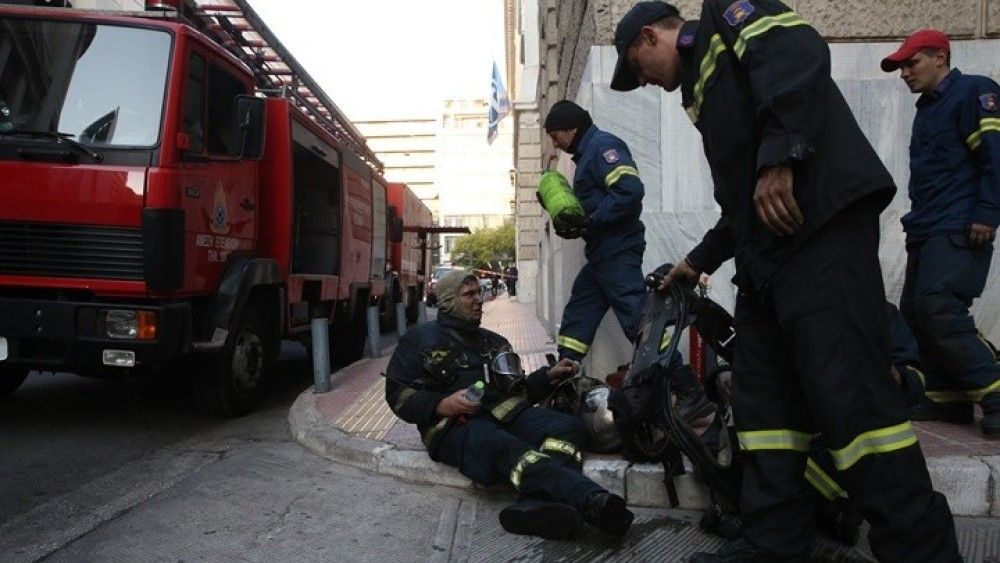 Υπό μερικό έλεγχο η πυρκαγιά σε υπόγειο του κτιρίου της Alpha Bank στην οδό Σταδίου