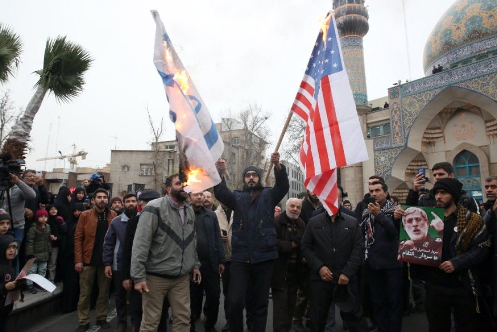 Χιλιάδες Ιρανοί στους δρόμους, ζητούν εκδίκηση για τον θάνατο του Σουλεϊμανί