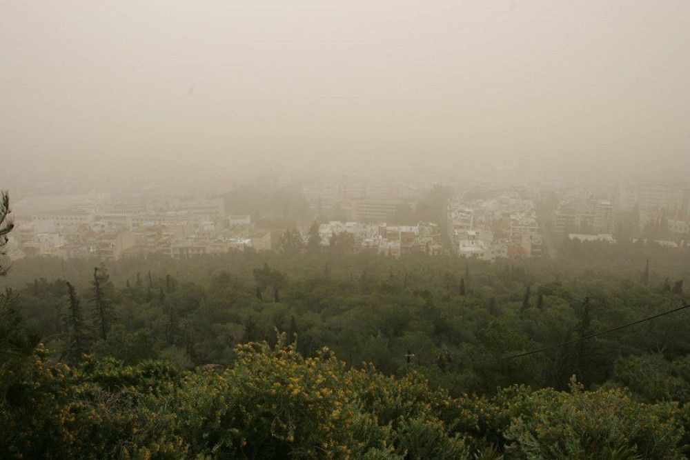 Το βαρομετρικό χαμηλό φέρνει βροχές μαζί με σκόνη (vid)