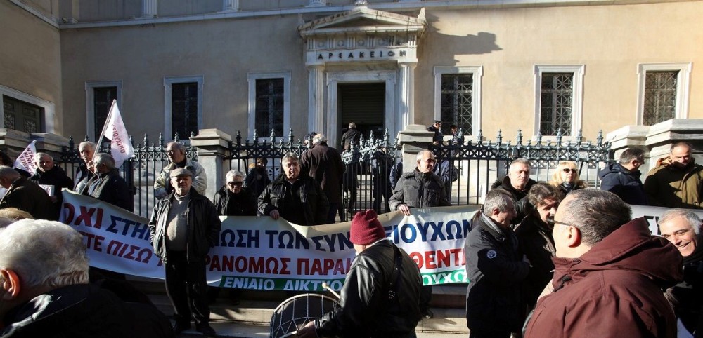 Στην Ολομέλεια του ΣτΕ κύριες και επικουρικές, αναδρομικά και επιδόματα