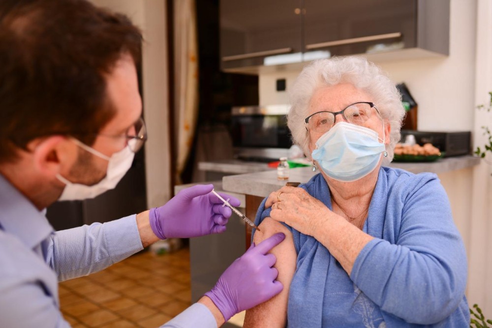 Τα εμβόλια στην Ελλάδα έχουν σώσει 12.175 ανθρώπους άνω των 60 ετών