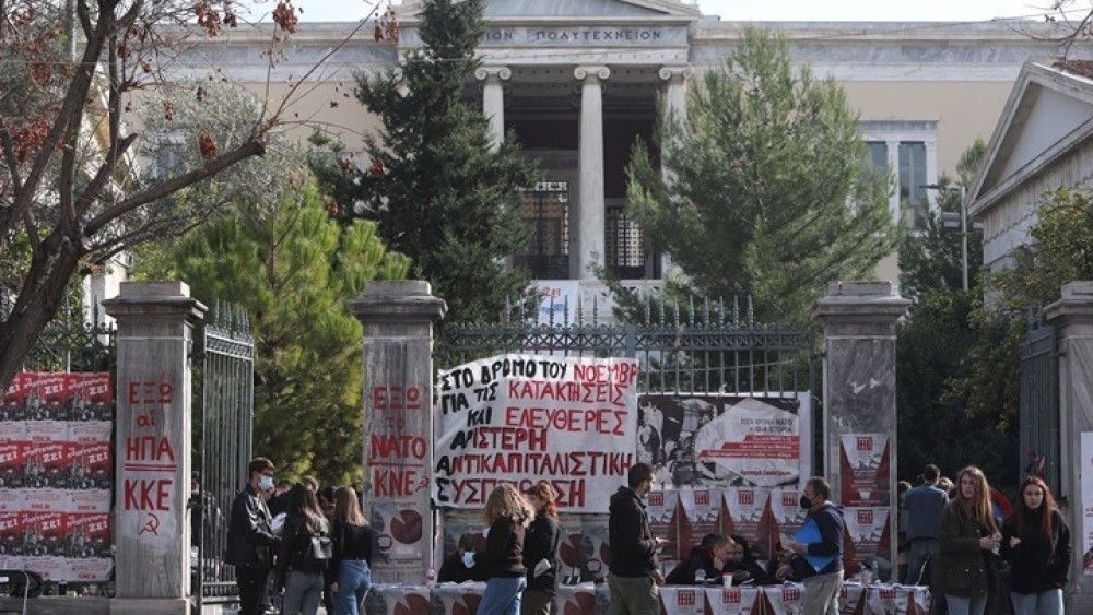 Πολυτεχνείο: Κουκουλοφόρος έσπασε την κάμερα του MEGA