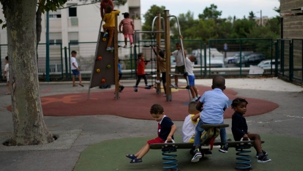 Συναγερμός στη Γαλλία: Υποχρεωτική χρήση μάσκας για τα παιδιά του δημοτικού