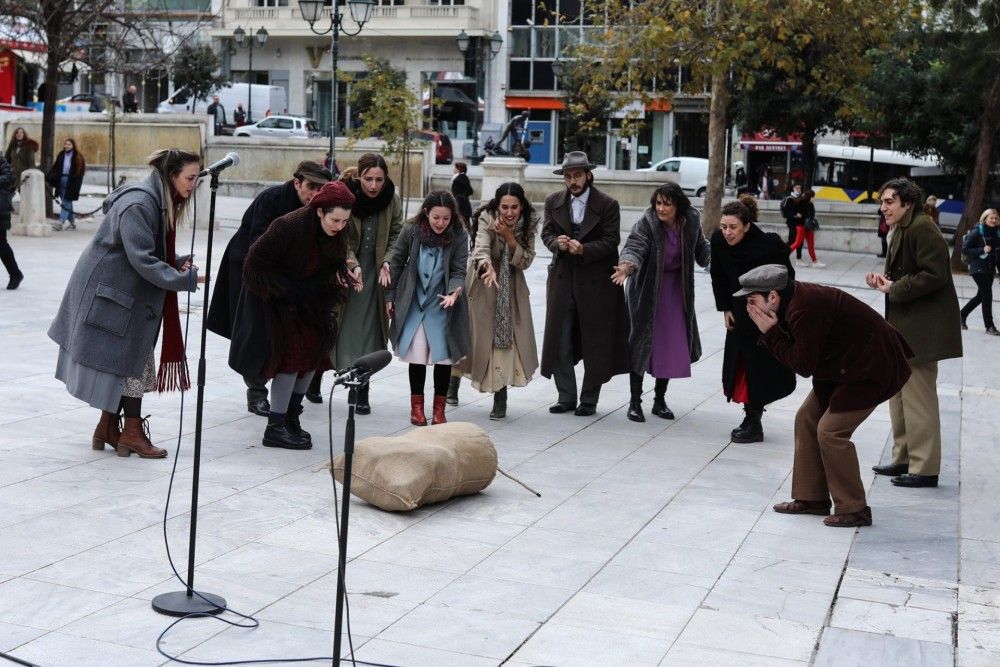 Το θεατρικό έργο που αποκάλυψε τη νέα Πλατεία Συντάγματος