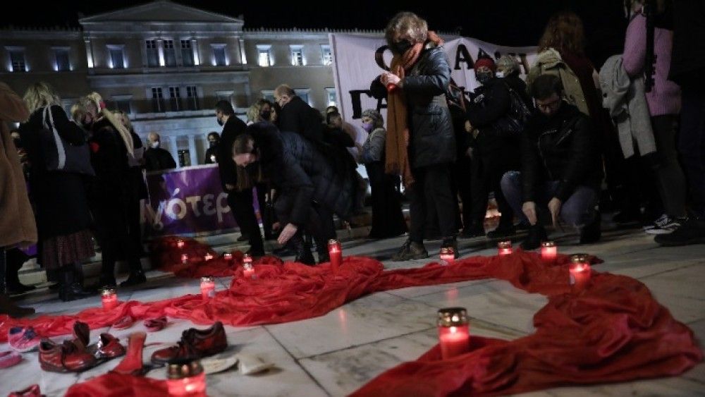 Συγκέντρωση για τις γυναικοκτονίες μπροστά στη Βουλή