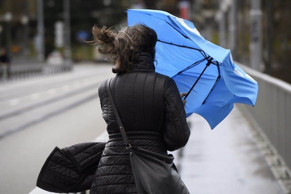 Τοπικές βροχές και καταιγίδες αναμένονται αύριο σε όλη τη χώρα