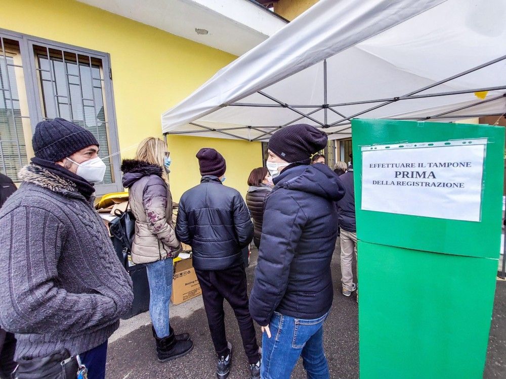 Ιταλία: H χορήγηση της τρίτης δόσης εμβολίου επεκτείνεται και στους νέους 16 και 17 ετών