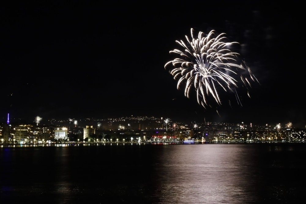 Με βροχή από πυροτεχνήματα υποδέχτηκε το 2022 η Θεσσαλονίκη