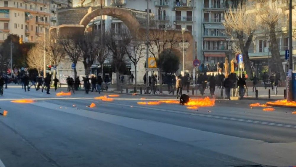 Θεσσαλονίκη: Διαδηλωτής άρπαξε φωτιά στα επεισόδια (vid)