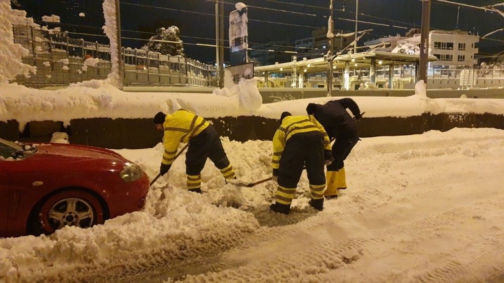 800 οχήματα και 3500 άνθρωποι έχουν απεγκλωβιστεί από την Αττική Οδό