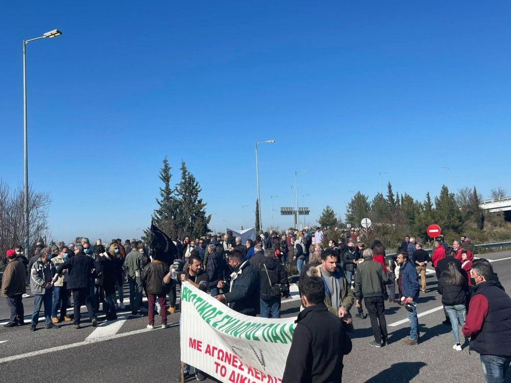 Λάρισα: Σε συμβολικό αποκλεισμό  στην ΠΑΘΕ  προχώρησαν οι αγρότες