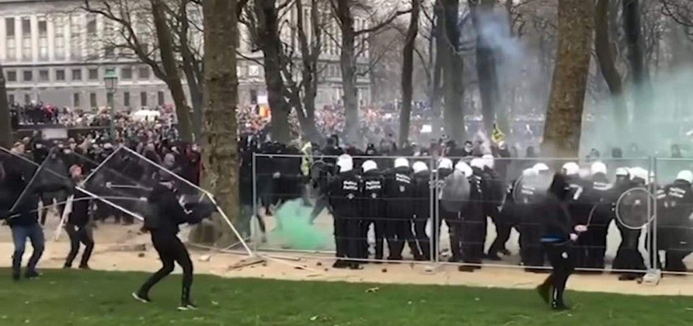 Βρυξέλλες: Διαδηλωτές κατά των υγειονομικών πρωτοκόλλων βανδάλισαν το κτήριο της ΕΕ (pics, vids)