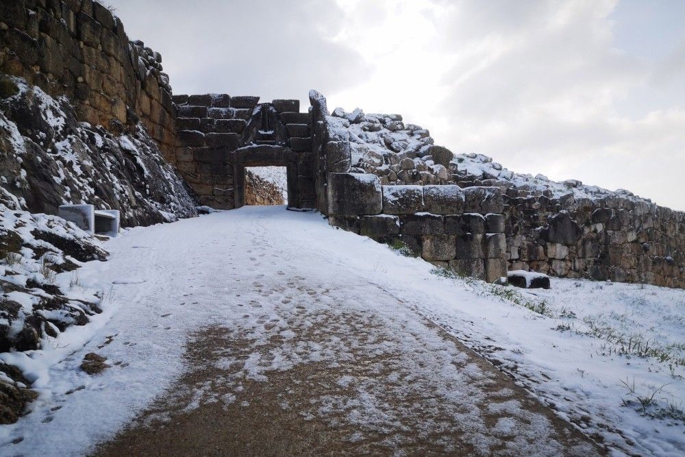 Η Πύλη των Λεόντων στα λευκά (pics)