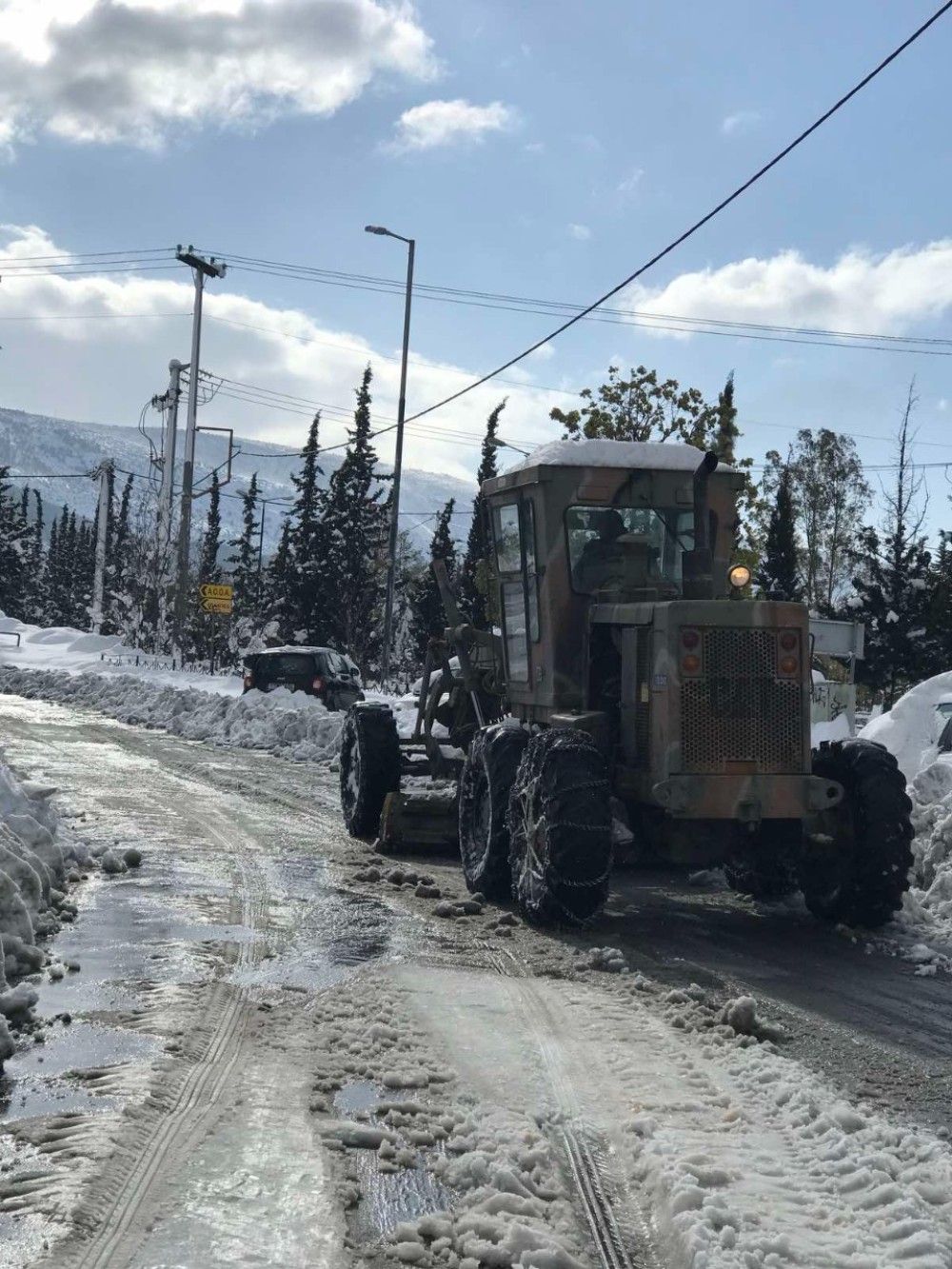 Οι Ένοπλες Δυνάμεις βοηθούν και δήμους-Στη μάχη για τη διάνοιξη δρόμων