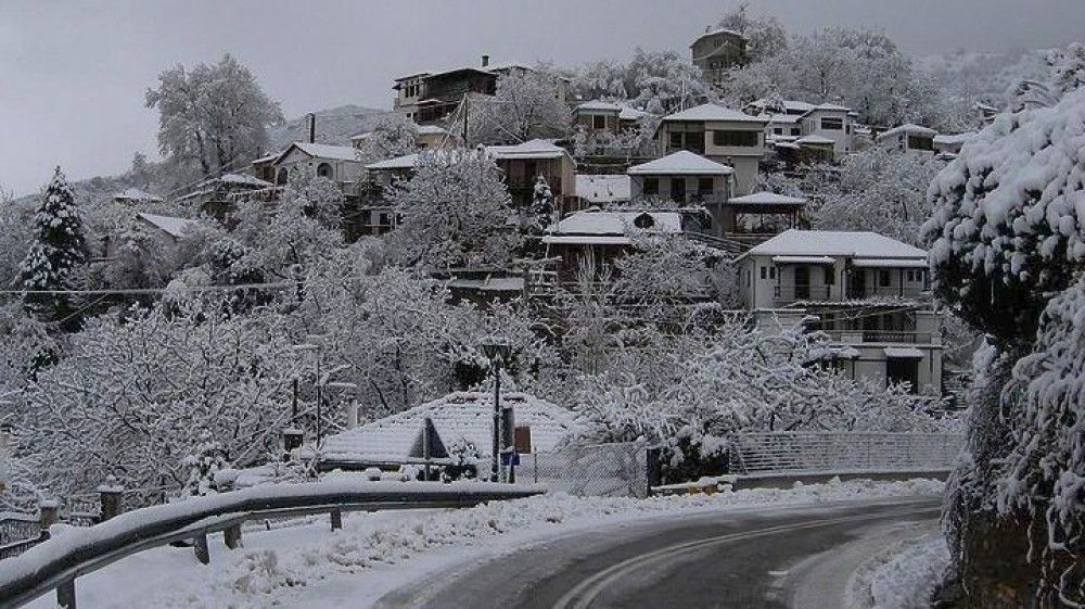 Σφοδρή χιονόπτωση σε Σποράδες και Πήλιο-Στα λευκά και ο Βόλος