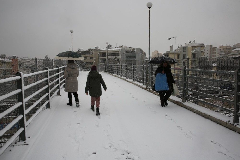 Κακοκαιρία «Ελπίς»&#x2F;Αττική: Άρχισαν να κλείνουν οι πρώτοι δρόμοι λόγω του χιονιά