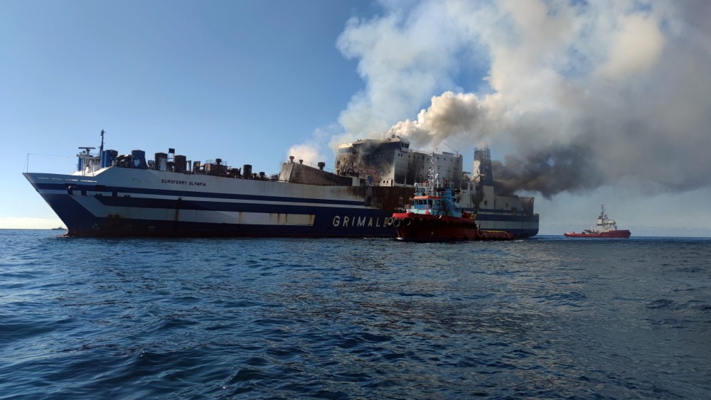 «Euroferry Olympia»: Διασώστες επιχειρούν να εντοπίσουν αγνοούμενους