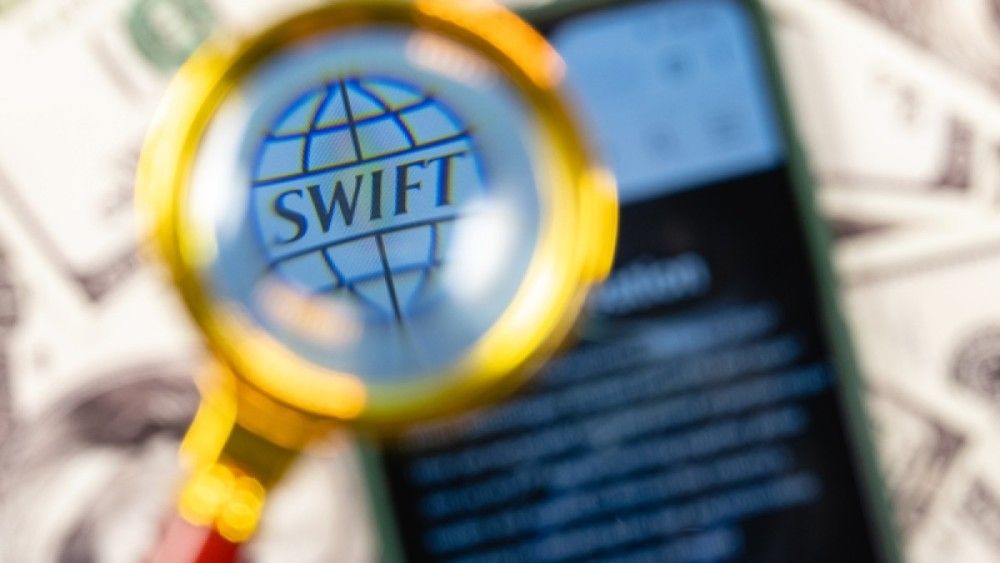 Η SWIFT δηλώνει έτοιμη να συμμορφωθεί με τους περιορισμούς σε ρωσικές τράπεζες