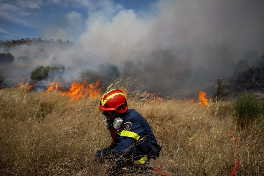 Στη μάχη κατά της φωτιάς στη Βούλα και η ΕΛΑΣ