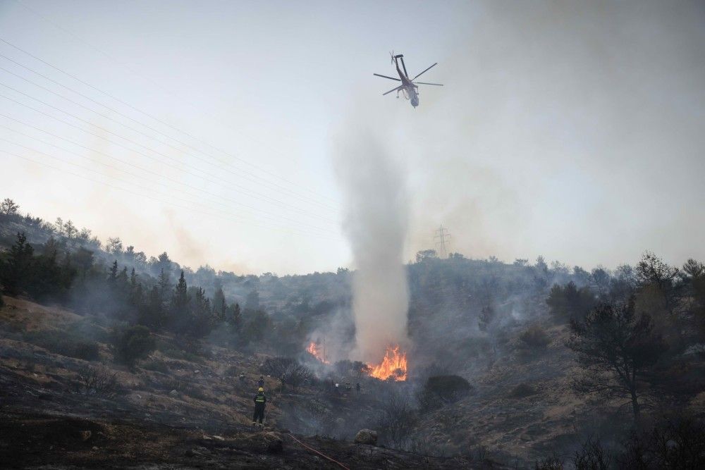 Φωτιά -Άνω Βούλα: Καλύτερη η εικόνα με το πρώτο φως της ημέρας -Ρίψεις από εναέρια μέσα