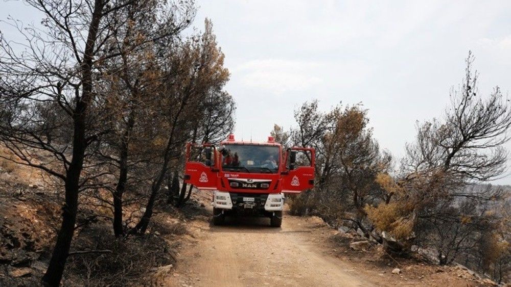 Δήμαρχος Αρτέμιδας: Εξετάζουμε το ενδεχόμενο εμπρησμού-Κίνδυνος από τα ακαθάριστα οικόπεδα