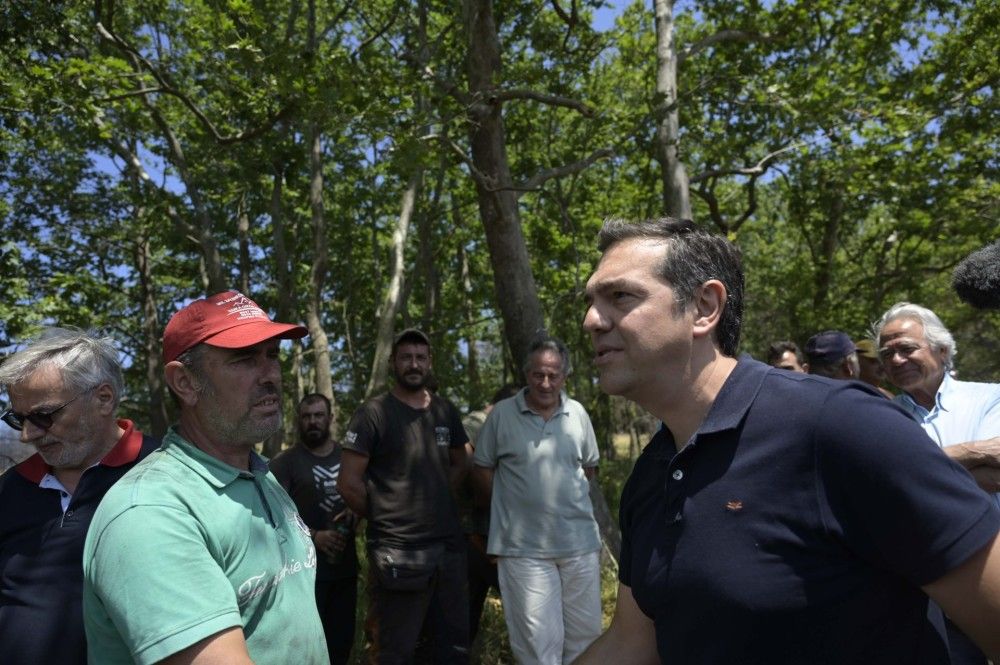 Ο Τσίπρας στα καμένα και η Κουμουνδούρου&#8230; φλέγεται