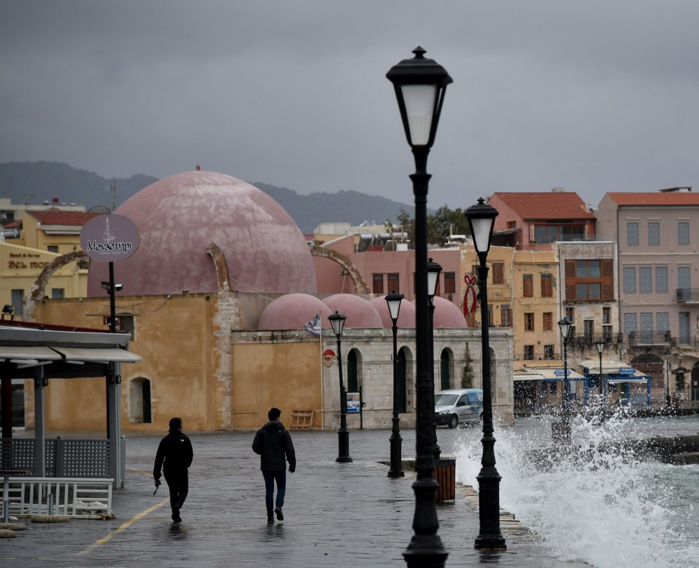 Λήστεψαν γυναίκα με απειλή μαχαιριού στα Χανιά