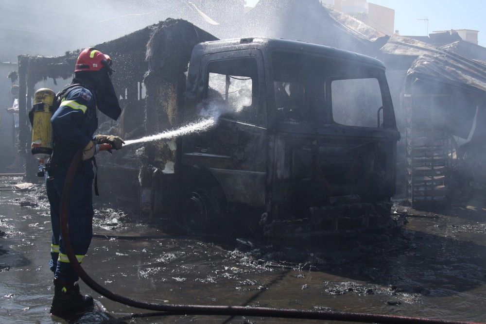 Υπό έλεγχο η πυρκαγιά σε εργαστήριο με σφολιάτες στο Μενίδι