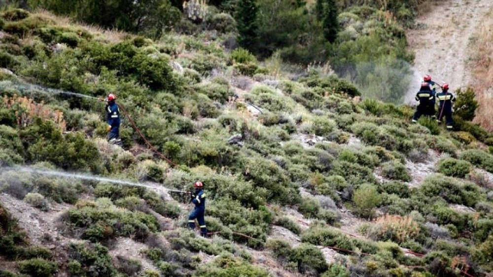 Πυρκαγιά σε χαμηλή βλάστηση στην Αρχαία Κόρινθο